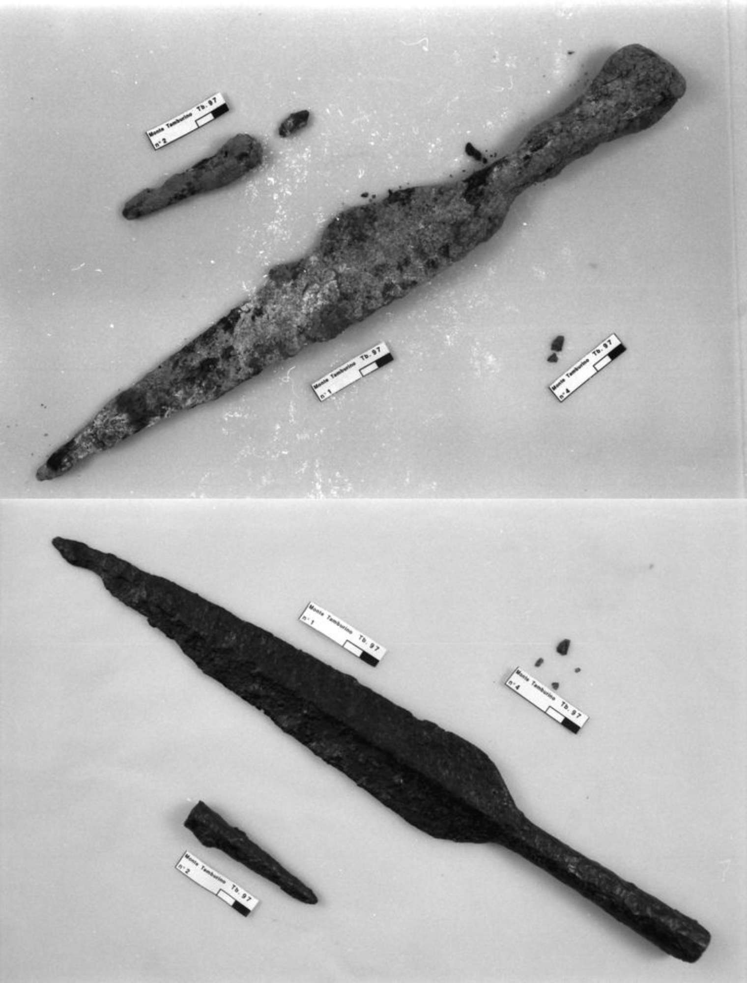 cuspide lancia in ferro, puntale conico di lancia in ferro, laminetta di bronzo prima del restauro